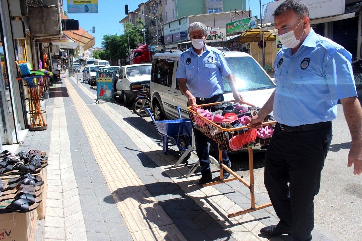 Kahta\'da kaldırım işgali yapan esnaflar uyarılıyor