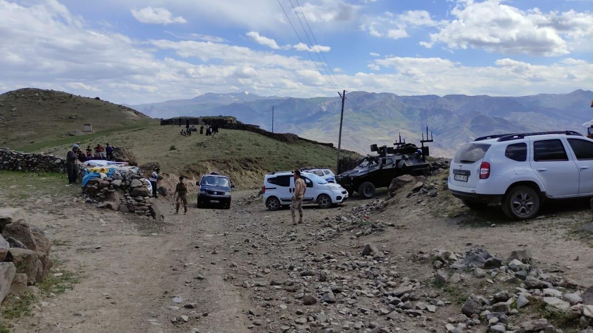 Son dakika haber: Kars\'ta şarampole devrilen kamyonetteki bir astsubay şehit oldu, 3 sivil öldü, bir asker de yaralandı