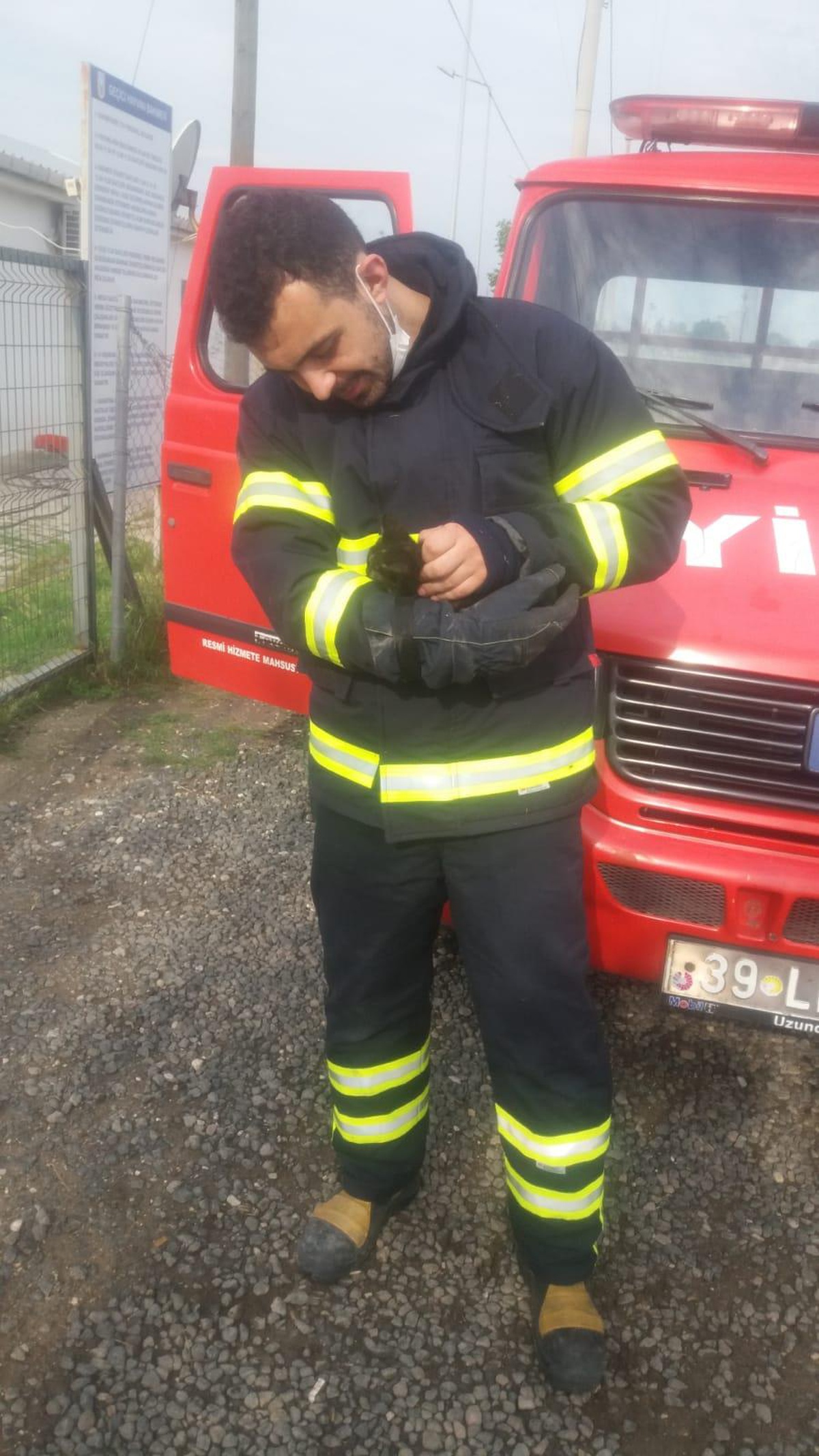 Kırklareli\'nde minibüsün motor kısmına giren yavru kedi kurtarıldı