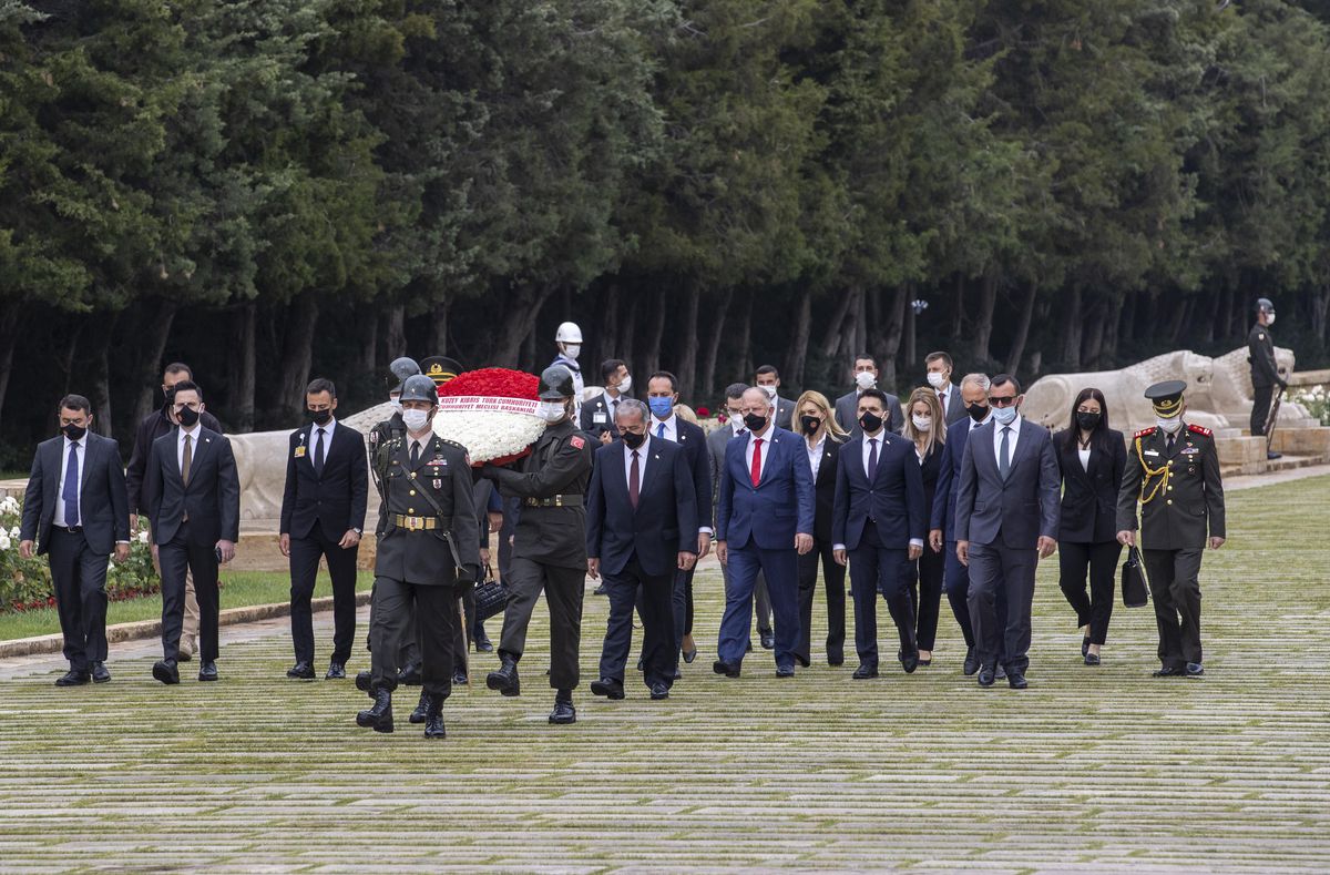 KKTC Cumhuriyet Meclisi Başkanı Sennaroğlu, Anıtkabir\'i ziyaret etti