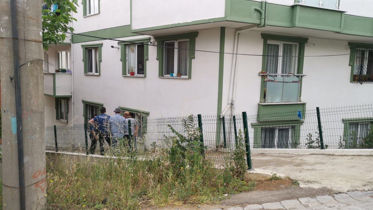 Kocaeli\'de otomobilin evden alınan anahtarla çalınması kamerada