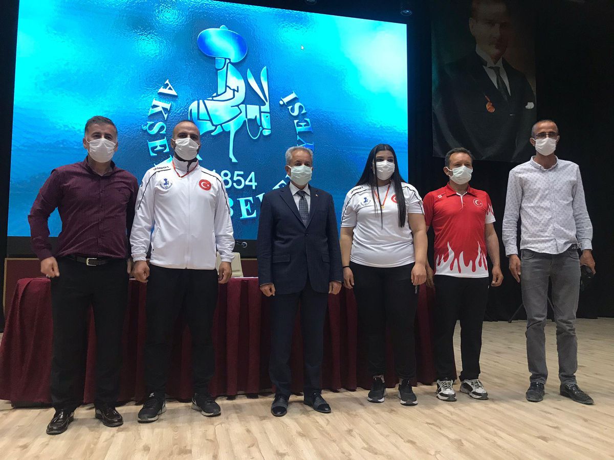 Milli halterci Nuran Yalçın, Akşehir Belediyesi\'nce altınla ödüllendirildi