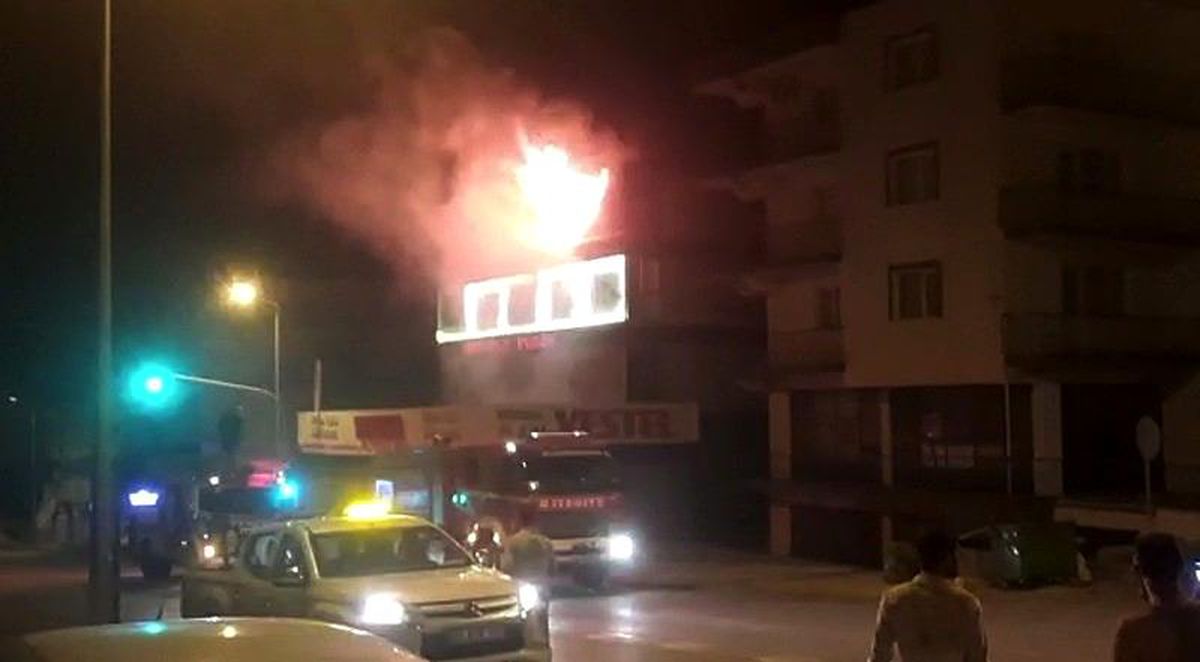 Mobilya ve beyaz eşya mağazasından yükselen alevler korkuttu