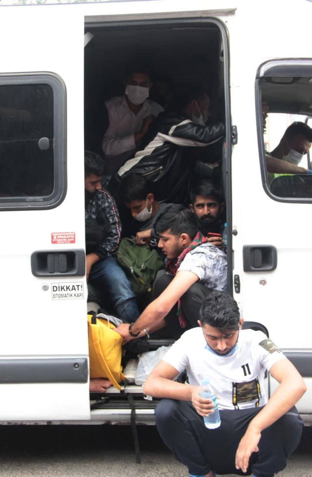Sürücüsü dur ihtarına uymayan minibüsten 34 düzensiz göçmen çıktı