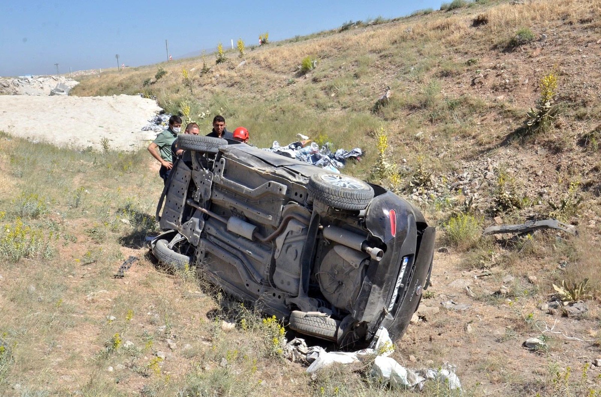 Otomobilini mıcıra kaptıran öğretmen ölümden döndü