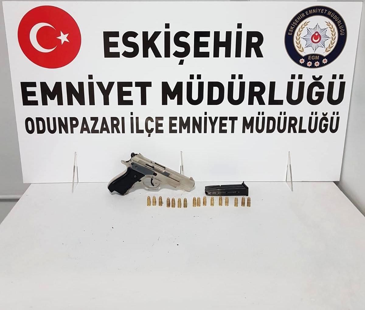 Polisin şüphelenip durdurduğu şahsın üzerinden tabanca ve mermi çıktı