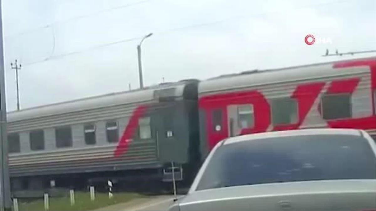 Rusya\'da kırmızı ışığa aldırmayan cipi tren biçti: 2 ölü