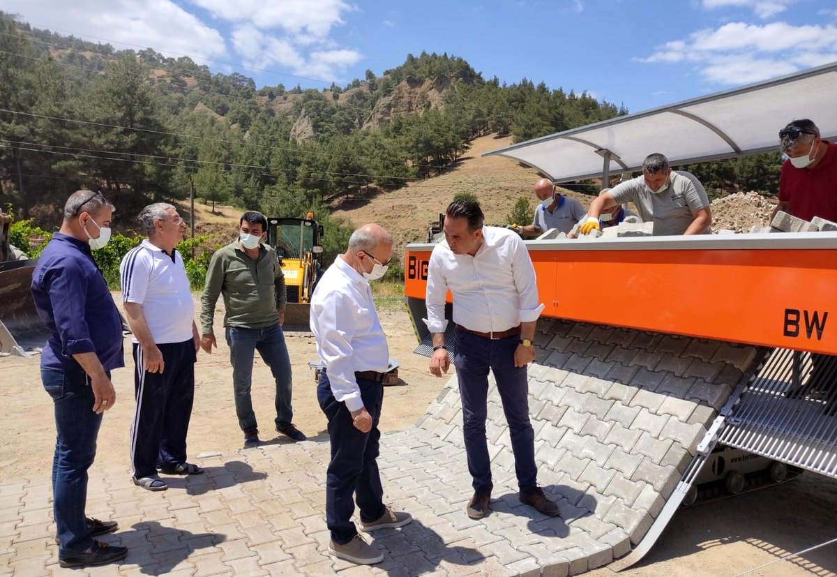 Salihli Belediyesi tam otomatik taş döşeme makinası aldı