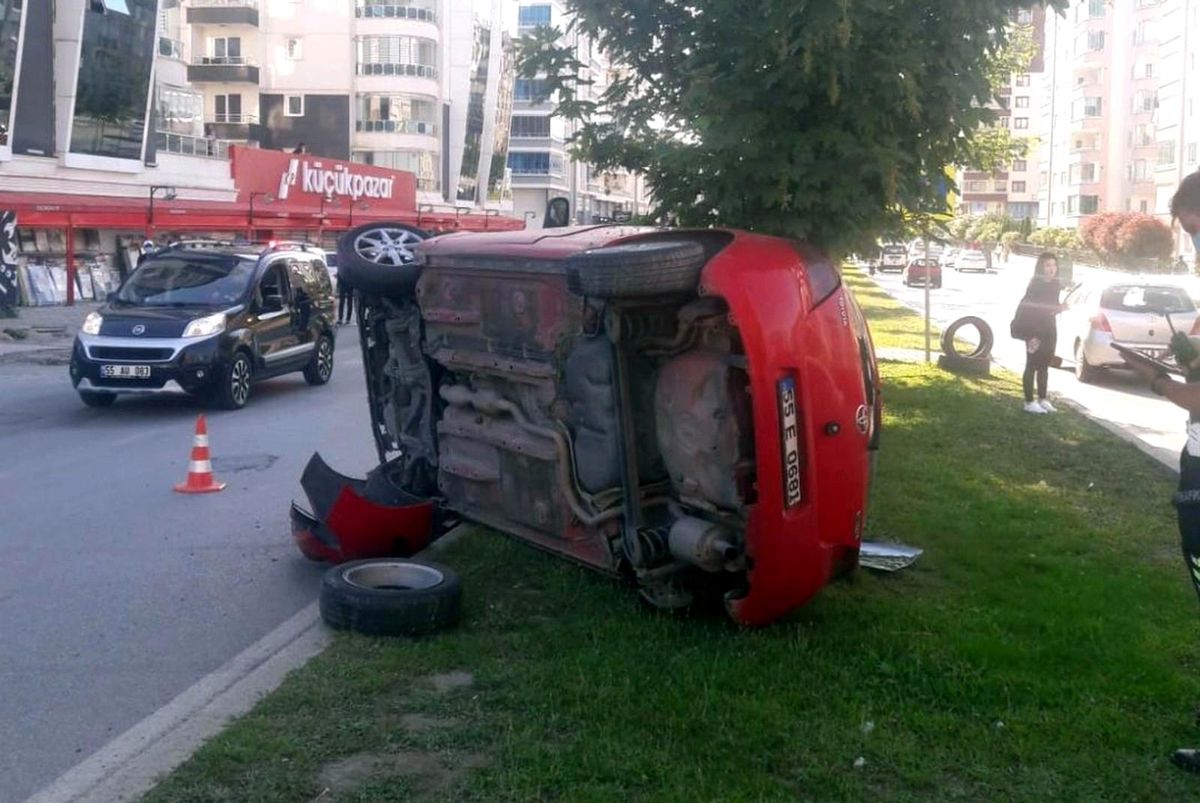 Samsun\'da refüje çıkan otomobil devrildi: 1 yaralı