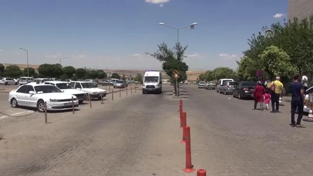 ŞANLIURFA - Otomobil şarampole devrildi: 3 yaralı