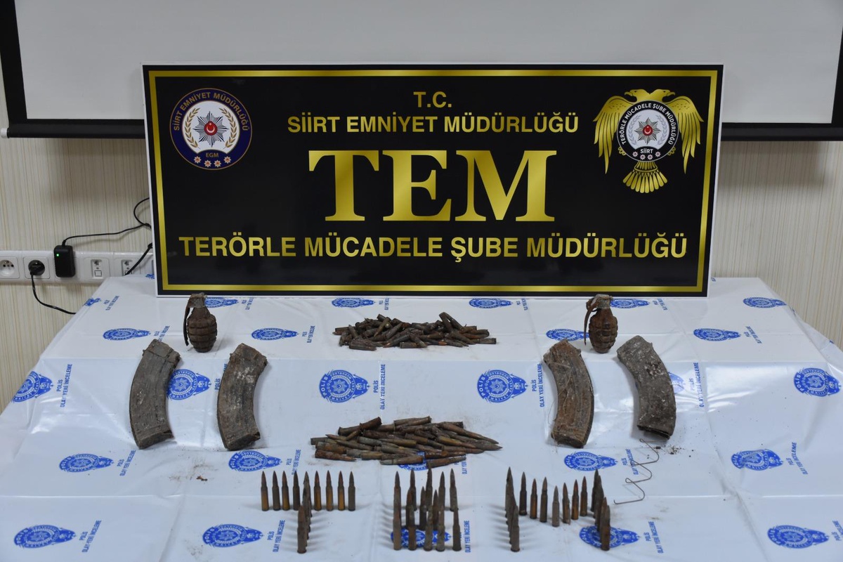 Siirt\'te toprağa gömülü 2 el bombası, 4 şarjör ve 468 fişek bulundu