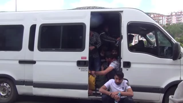 Sürücüsü dur ihtarına uymayan minibüsten 34 düzensiz göçmen çıktı