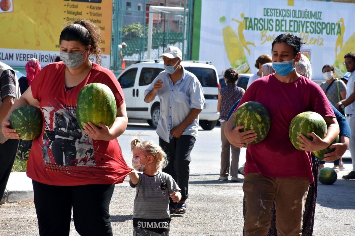 Tarsus Belediyesi, çiftçiden aldığı 10 ton karpuzu halka dağıttı