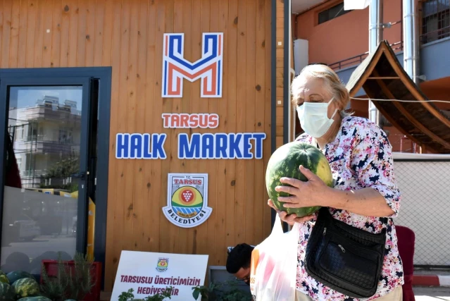 Tarsus Belediyesi, çiftçiden aldığı 10 ton karpuzu halka dağıttı