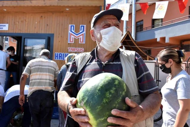 Tarsus Belediyesi, çiftçiden aldığı 10 ton karpuzu halka dağıttı