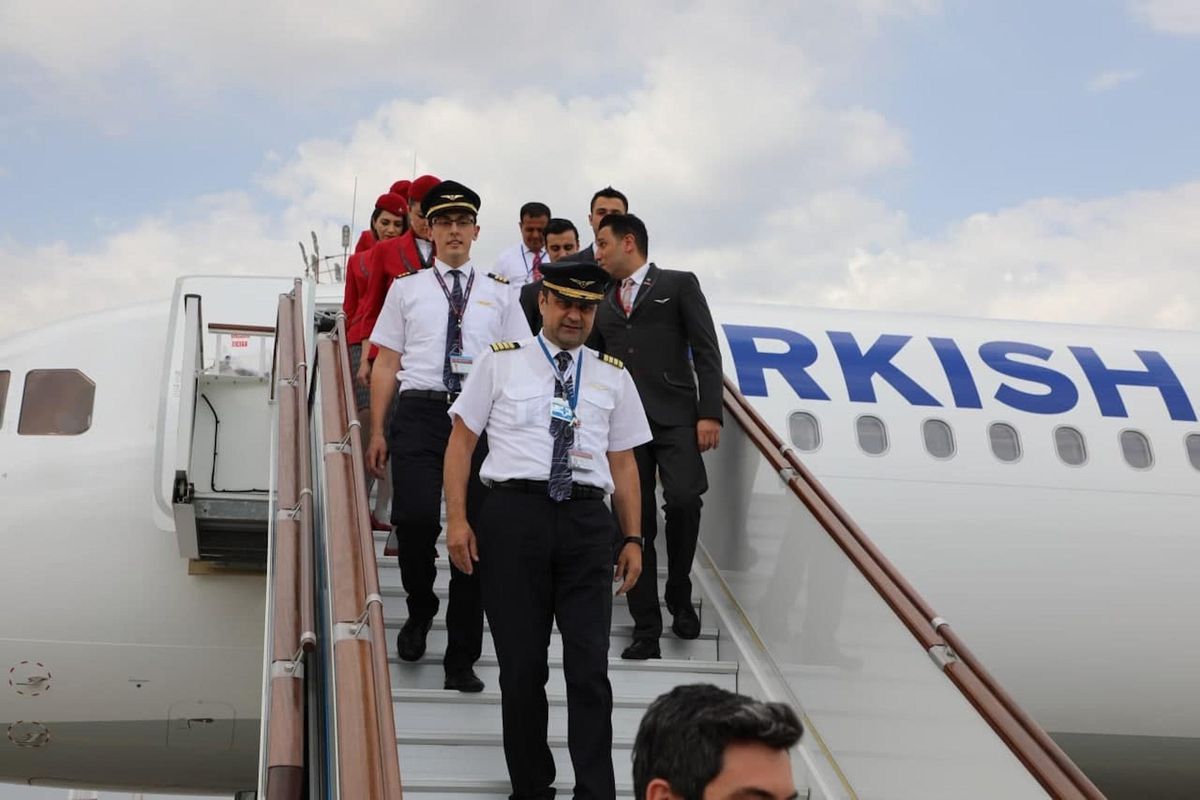 THY\'nin İstanbul-Fergana seferini yapan ilk tarifeli uçağı Özbekistan\'da törenle karşılandı