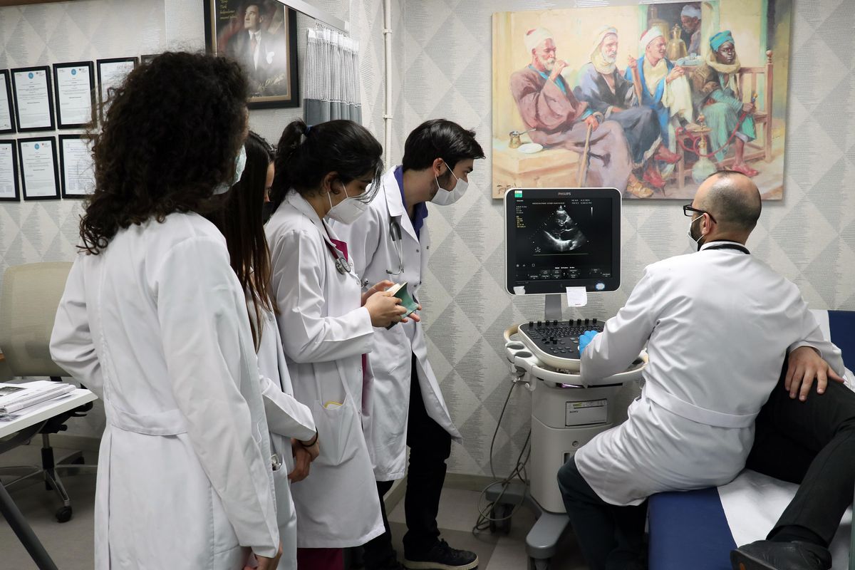 Türkiye\'nin bursuyla doktor olan Filistinli genç, 8 yıldır şifa dağıtıyor
