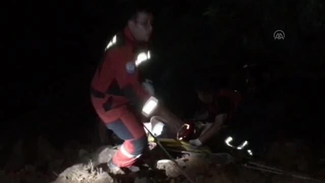 Uçuruma düşen kişi itfaiye ve AKUT ekiplerince kurtarıldı
