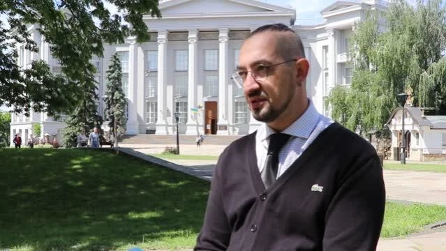 Ukrayna'da geçirdiği kaza sonucu omurilik felci olan aktivist Alper Patır azmiyle engel tanımıyor