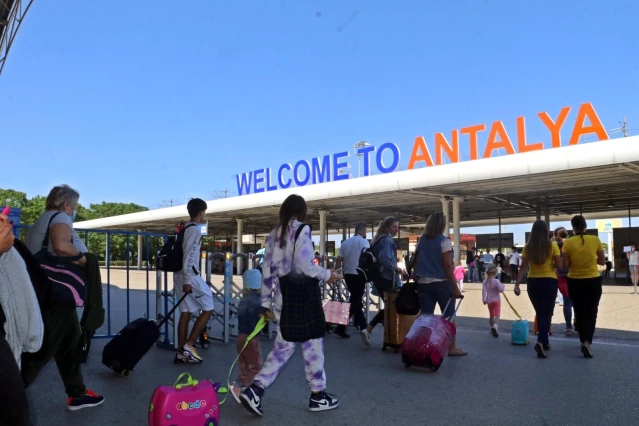 Vaka sayılarının düşmesiyle birlikte Antalya'ya günlük gelen uçak sayısı ikiye katlandı