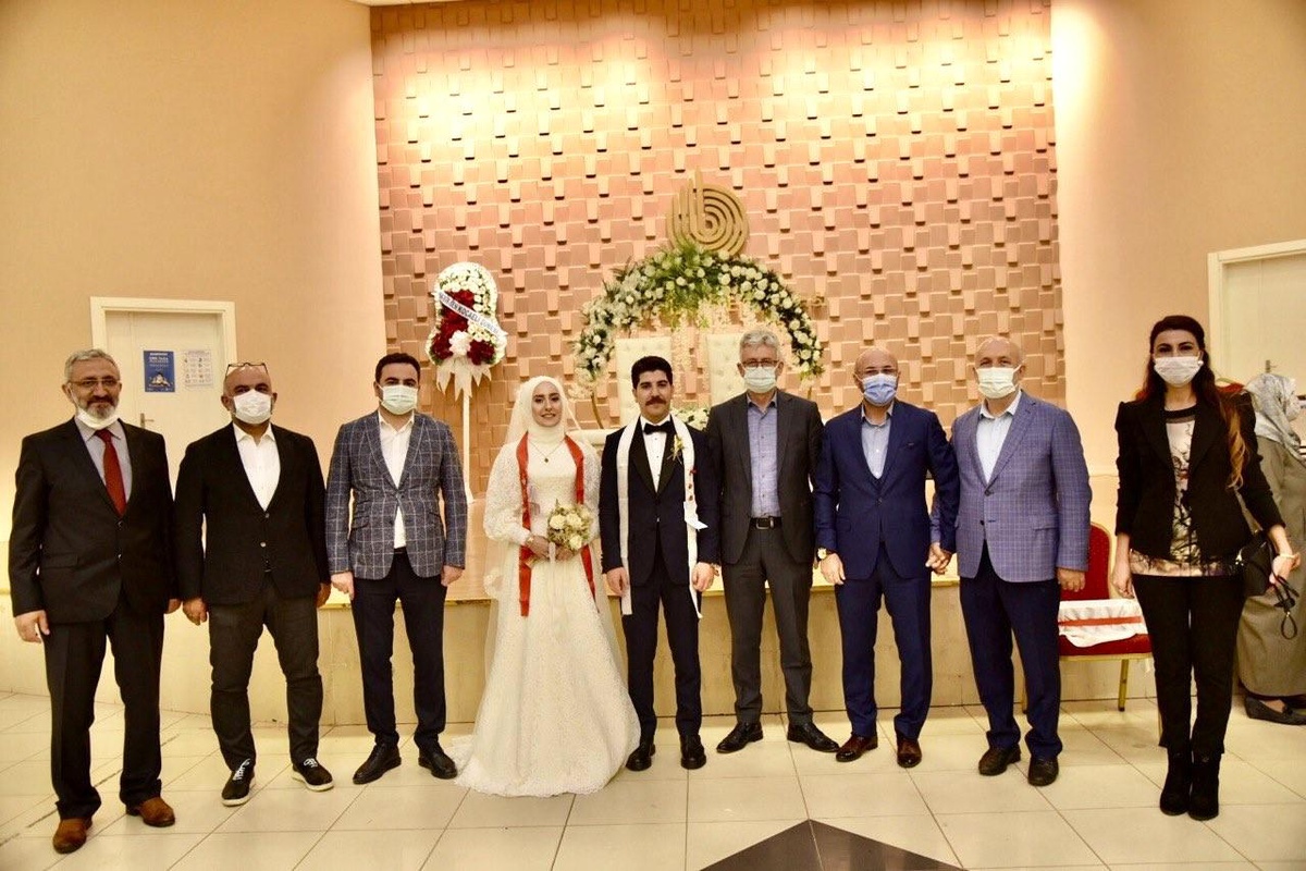 Yasin Özlü, çiftlerin nikahlarına katılıyor