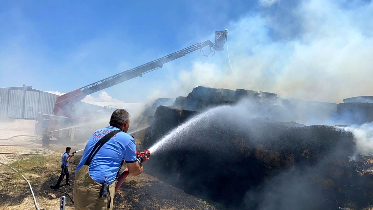 380 ton saman balyası küle döndü