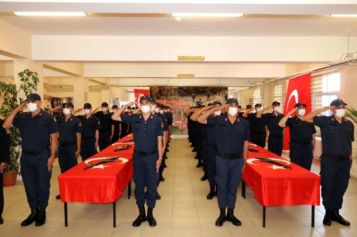Acemi eğitimini tamamlayan erler ant içti