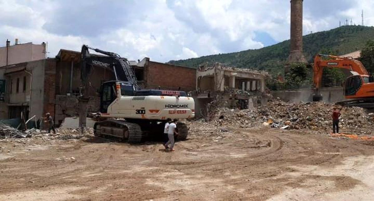 Afyonkarahisar Belediyesi\'nden kontrolsüz ve güvenliksiz yıkım