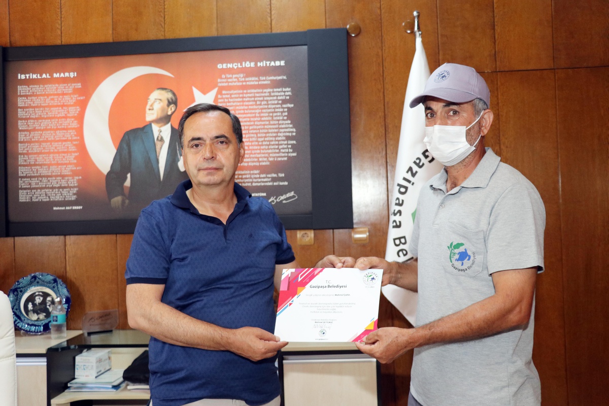 Antalya\'da temizlik işçisi bulduğu altınları polise teslim etti