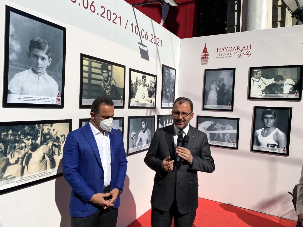 Bakan Kasapoğlu Başkonsoloslarla "Altın Kalpli Eldiven" Sergisini gezdi