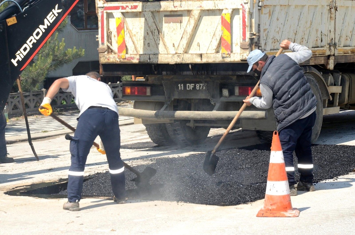 Son dakika haberi... Bozüyük\'te bölgesel asfalt yenileme çalışmaları sürüyor