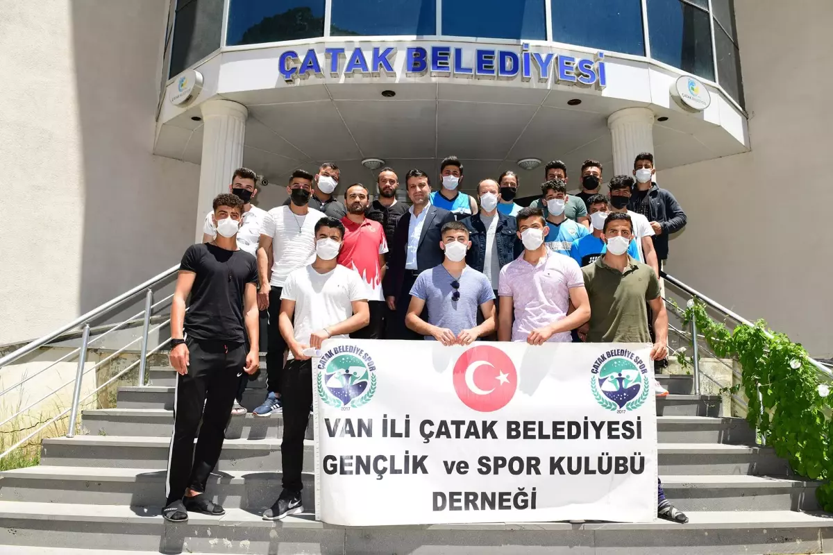 Çatak Belediye Başkanı Şeylan milli takım seçmelerine katılacak sporcularla bir araya geldi