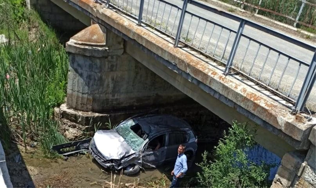 Çavdarhisar\'da trafik kazası: 3 yaralı