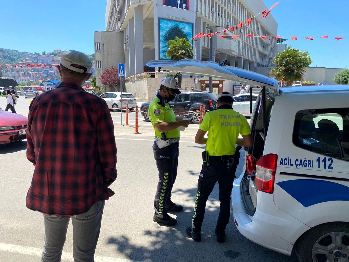 Son dakika... Dakikalarca polise dil döktü, hem kendisi hem de eşi böyle ceza yedi