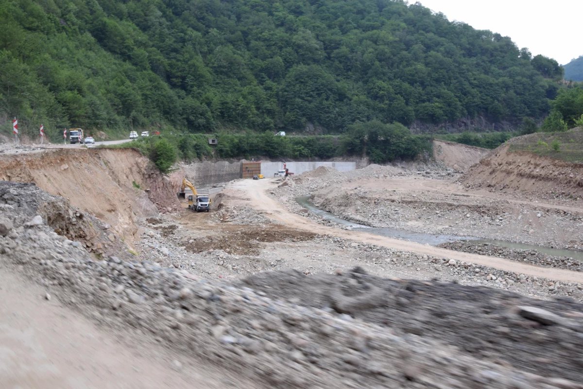 Espiye ilçesinde hasar oluşan grup yolunda onarım çalışmaları sürüyor