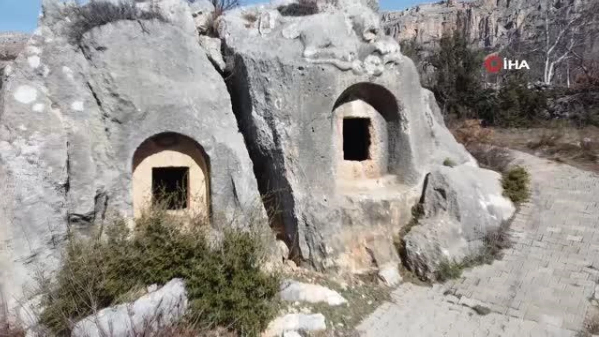 Hitit dönemine ait 5 bin yıllık anıt mezar ziyaretçilerini bekliyor- Türkiye\'de başka bir benzeri olmadığı söylenen 5 bin yıllık kayaya oyulmuş anıt...