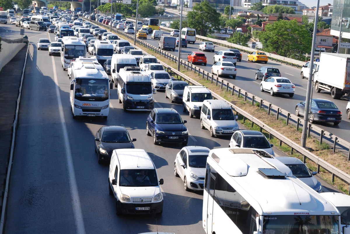 İstanbul\'da kademeli normalleşmeyle trafikte yoğunluk yaşanıyor