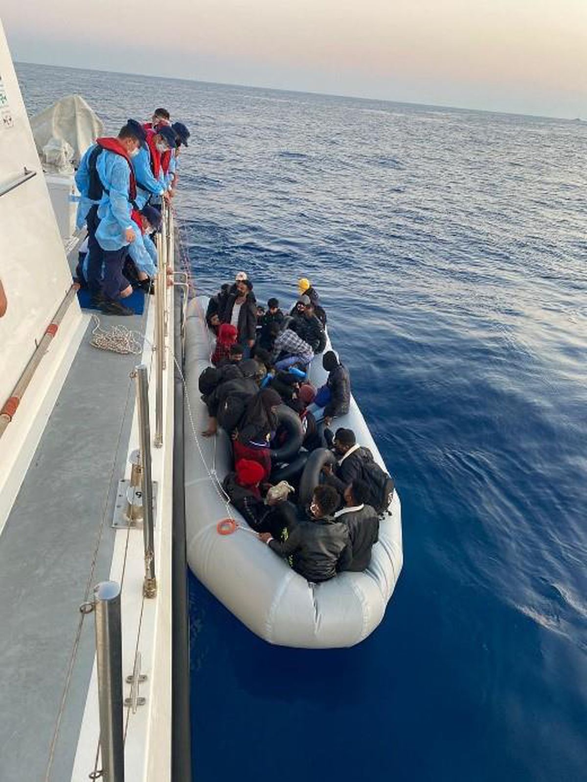 İzmir açıklarında, Türk kara sularına itilen 31 düzensiz göçmen kurtarıldı