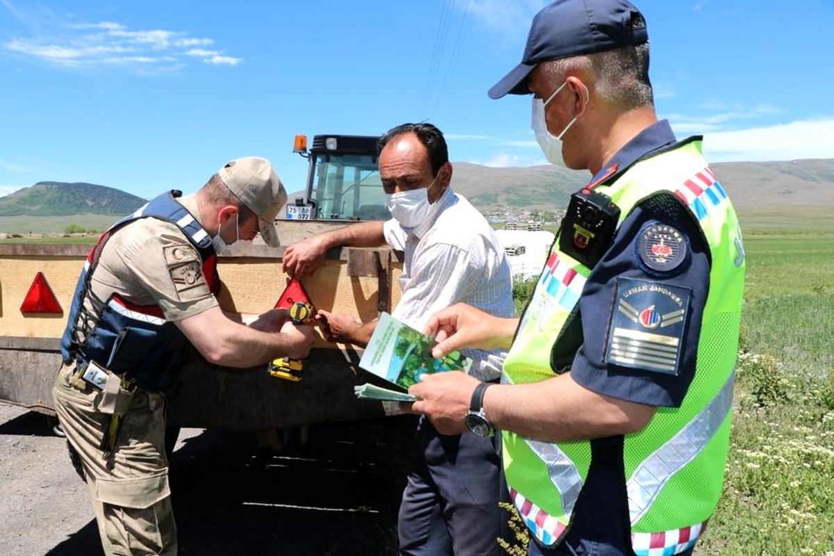 Son dakika 3. sayfa: Jandarma traktör kazalarını önlemek için reflektör dağıttı