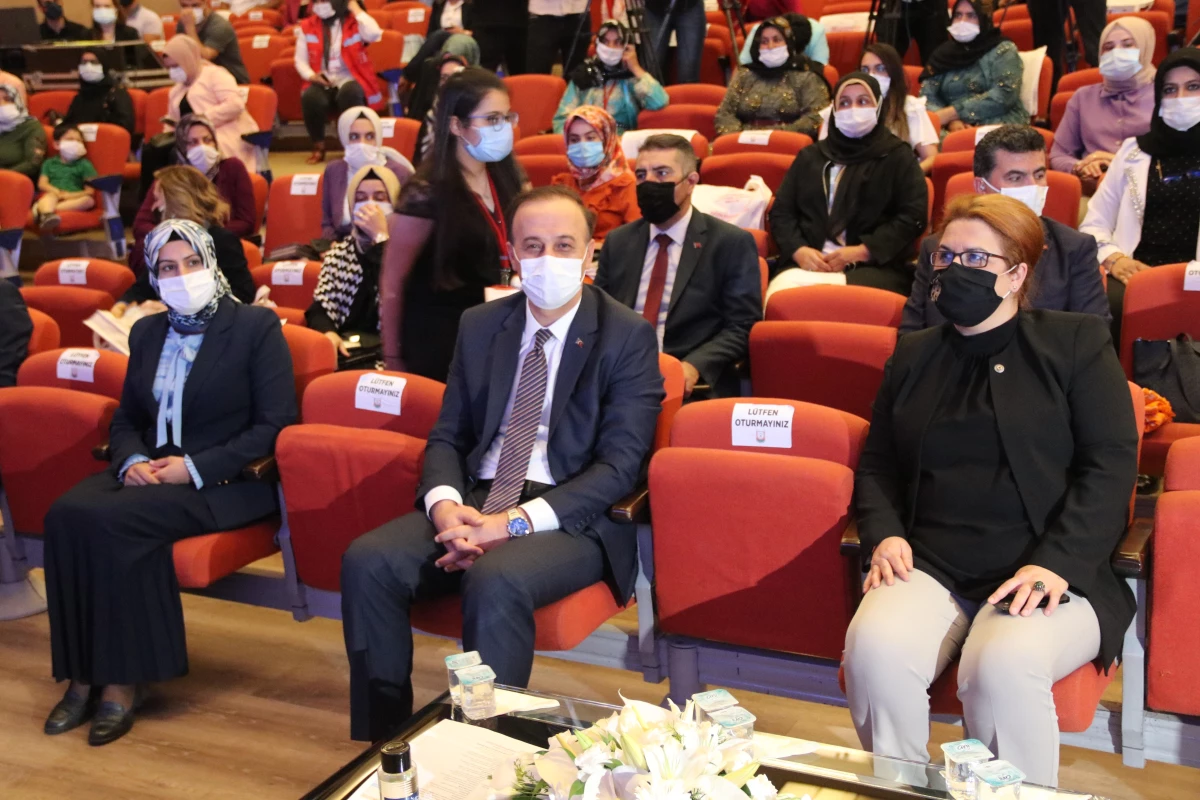 ŞANLIURFA - Bakan Yanık, "Kadın Kooperatifleri Güneydoğu Anadolu Buluşması" etkinliğinde stantları gezdi