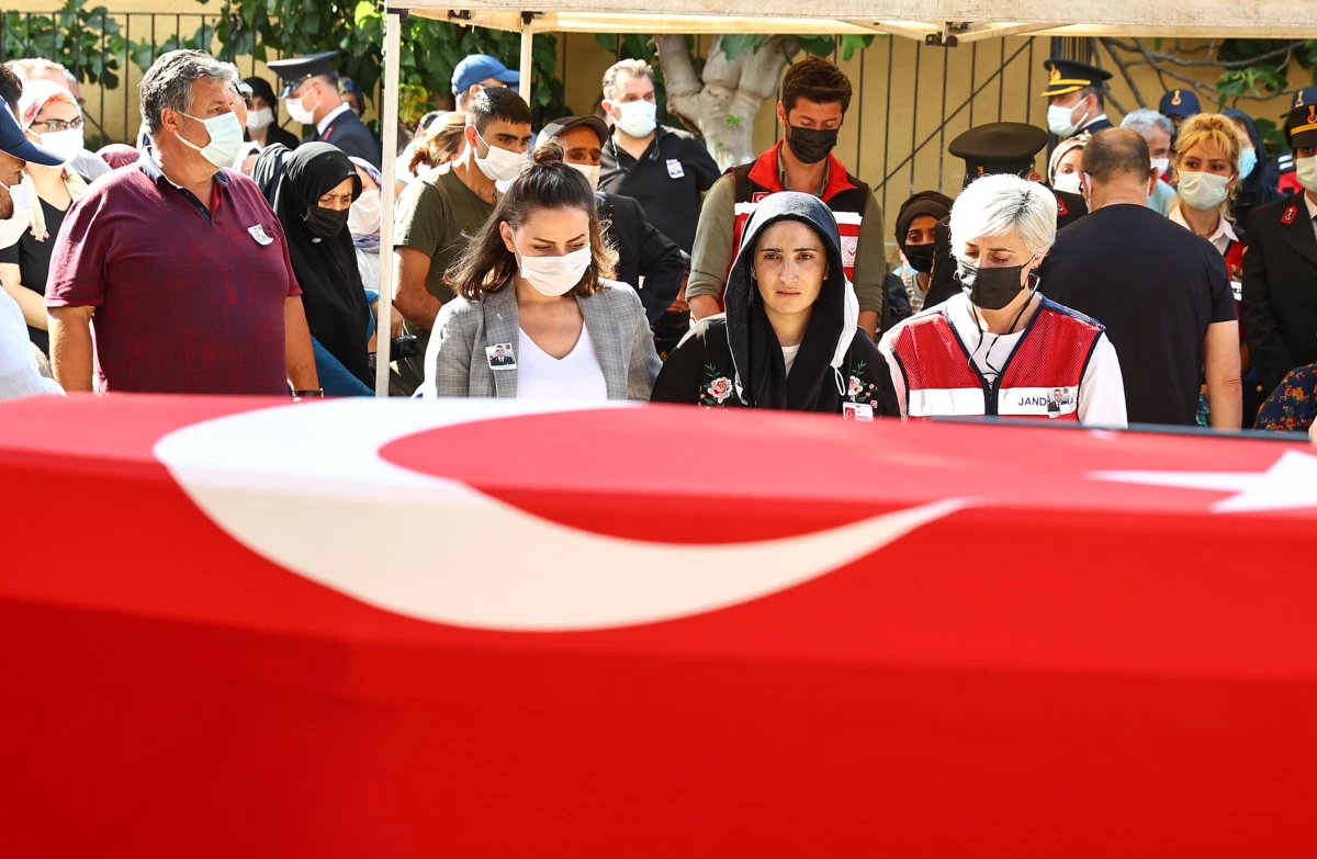 Son dakika gündem: Kars\'ta trafik kazasında şehit olan Jandarma Astsubay Kıdemli Başçavuş Öztürk\'ün cenazesi İzmir\'de defnedildi