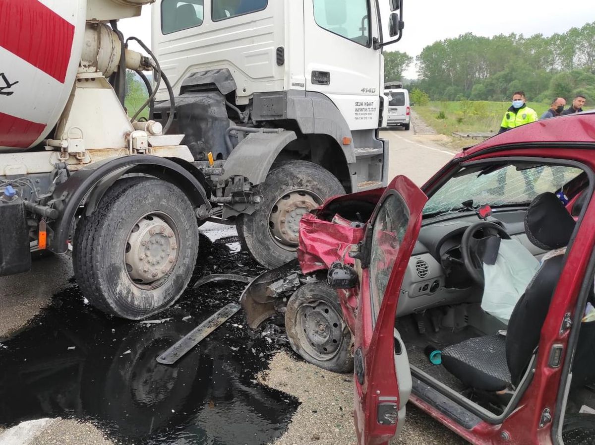 Kastamonu\'da beton mikseriyle hafif ticari araç çarpıştı: 1 ölü