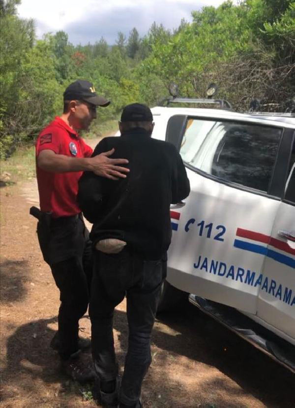 Kayıp çiftçi, 16 saat sonra ormanlık alanda bulundu
