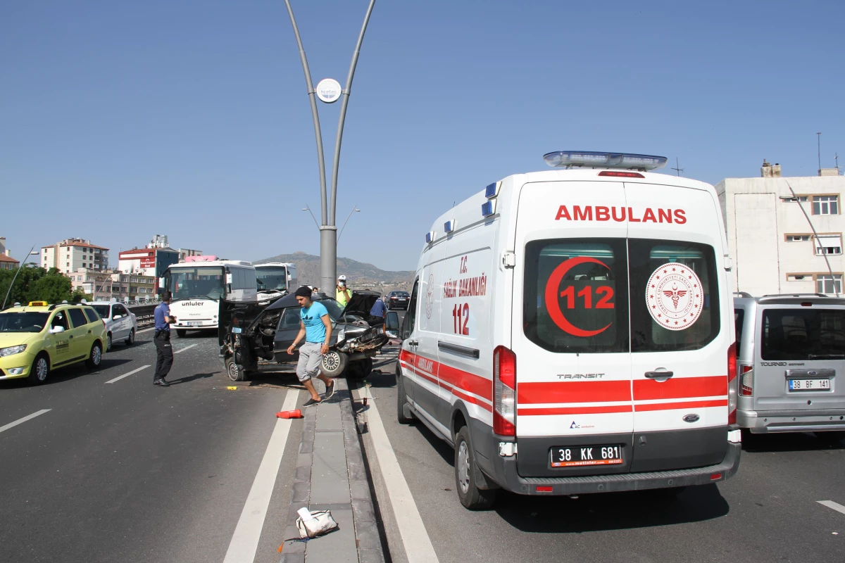 Son dakika haberi: Kayseri\'de iki otomobil çarpıştı: 1 ölü, 2 yaralı