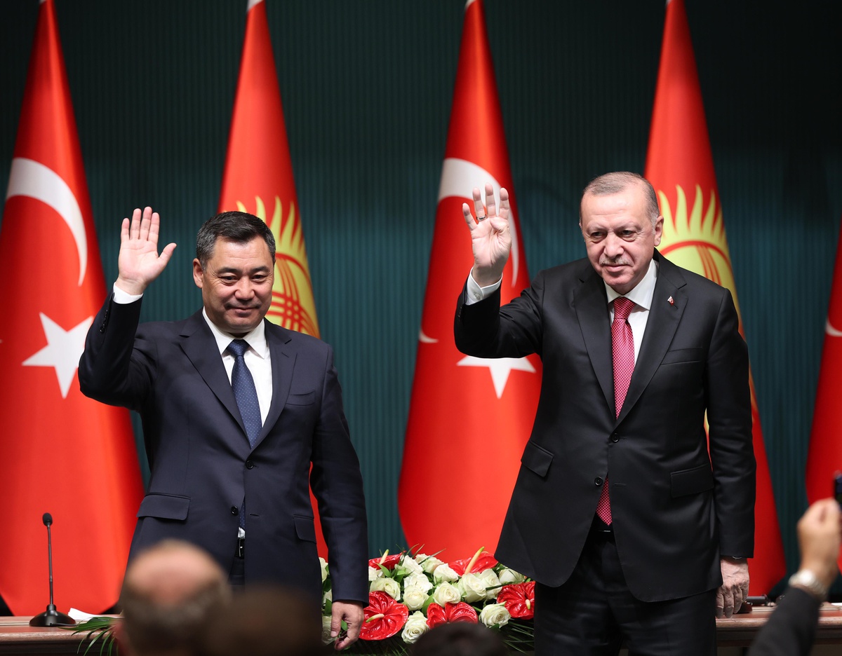 Son dakika... Kırgızistan Cumhurbaşkanı Caparov: "Kırgızistan, Türkiye\'nin uluslararası alanda öneminin artmasından memnuniyet duyuyor"