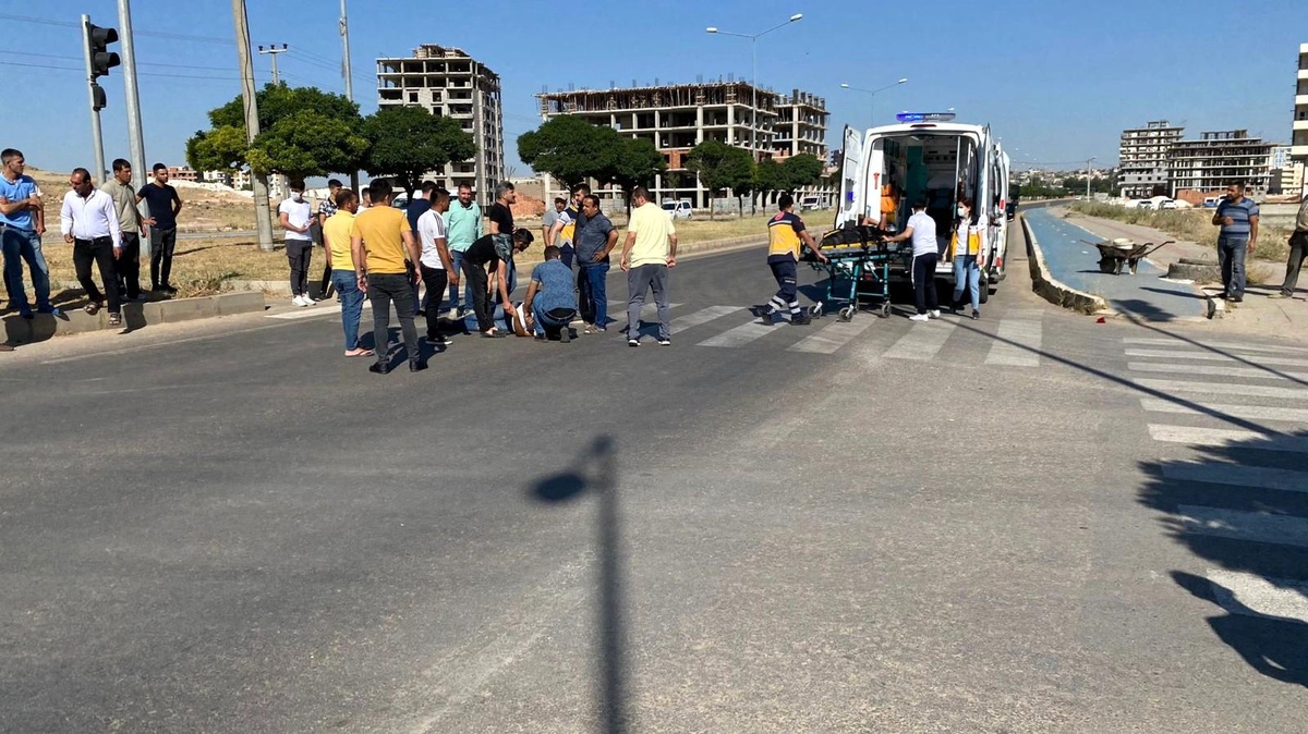 Kırmızı ışıkta geçti otomobile çarptı: 2 yaralı