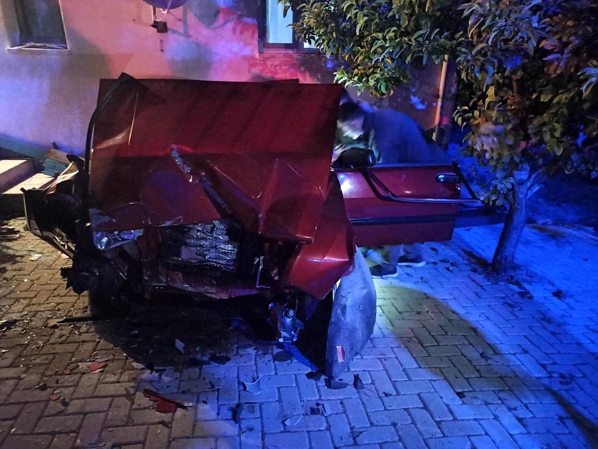 Son dakika... Kontrolden çıkan araç sağlık evinin bahçe duvarına çarptı: 1 ölü