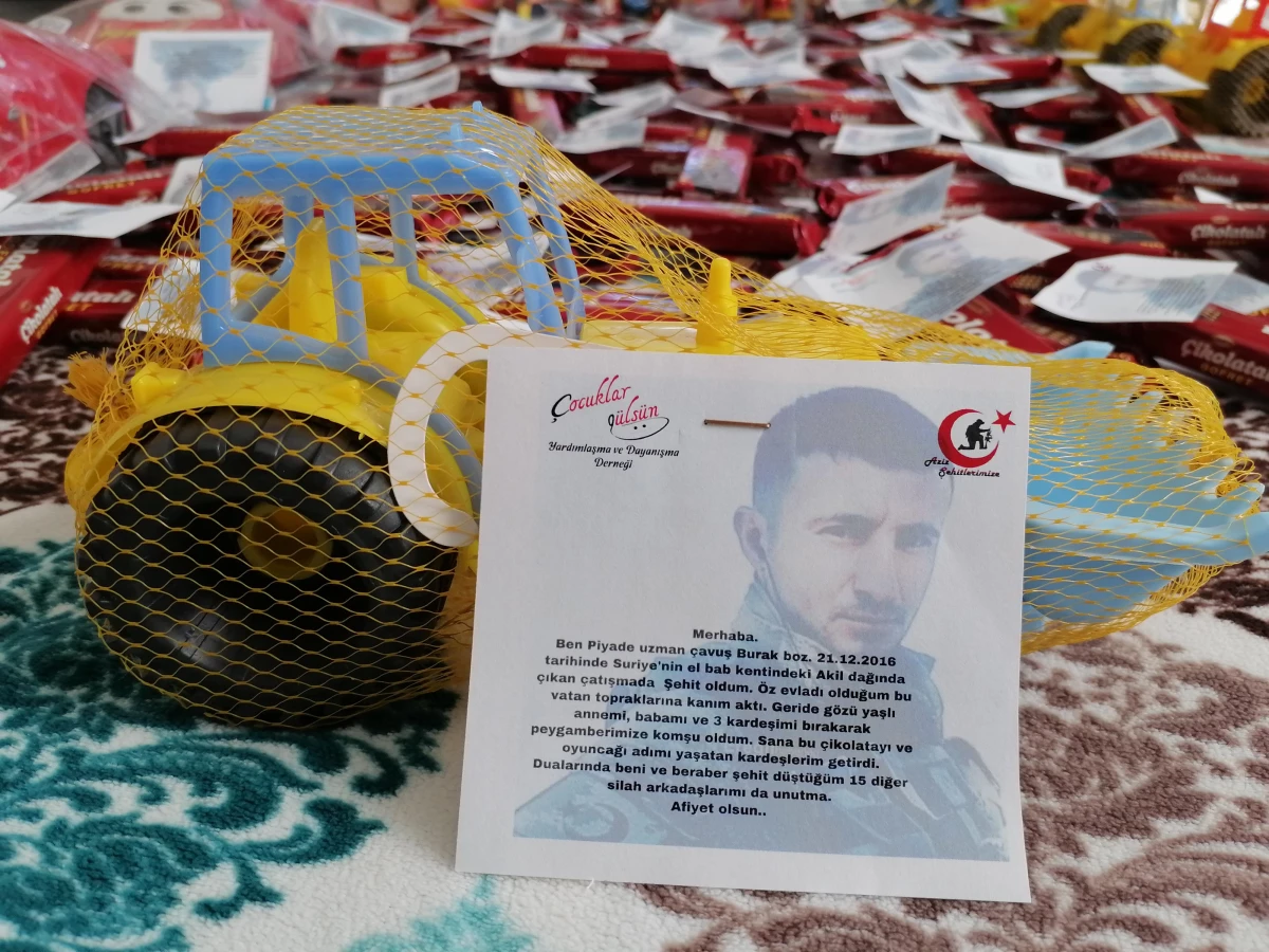 Son dakika haberi | Konya\'da şehit annesi çocuklara oyuncak ve çikolata dağıttı