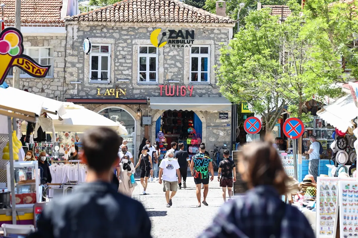 Kovid-19 sayılarındaki düşüş ve aşılamadaki artış Çeşme turizmini hareketlendirdi