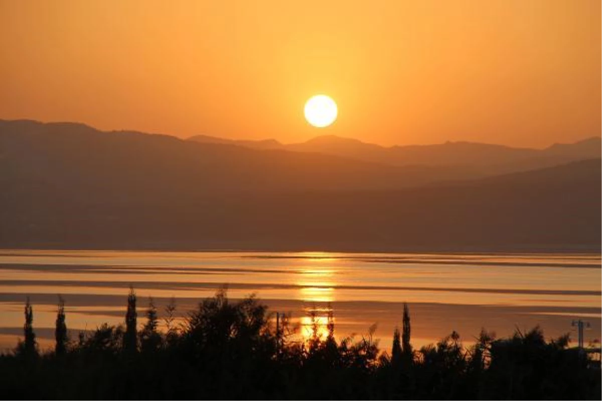 Kuruyan Burdur Gölü\'nde gün batımı güzelliği